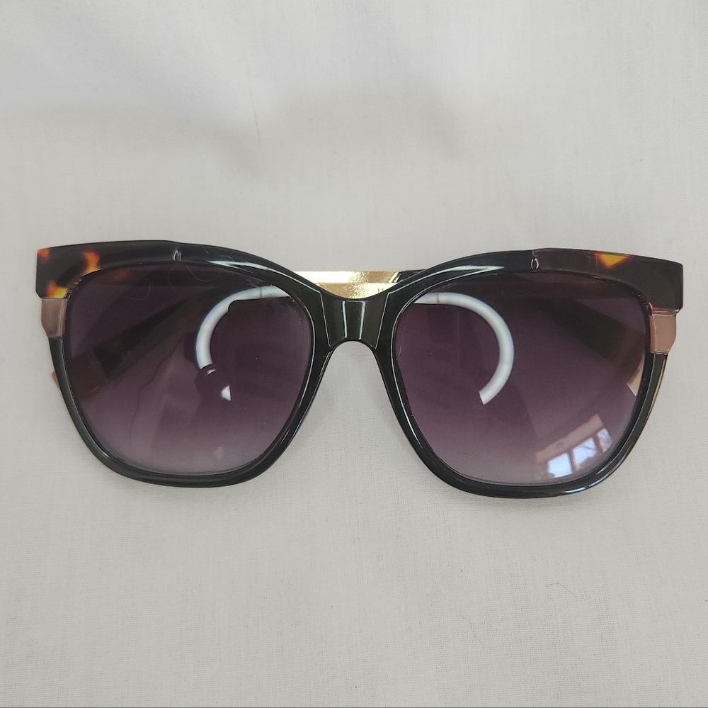 Oscar de la Renta Cat Eye Sunglasses Tortoiseshell Frame Purple Gradient Lenses